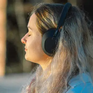 frau hört einschlaf trance