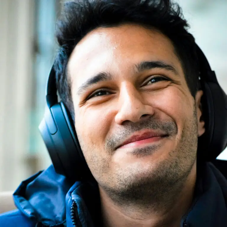 mann hört bivokale trance von hearosync